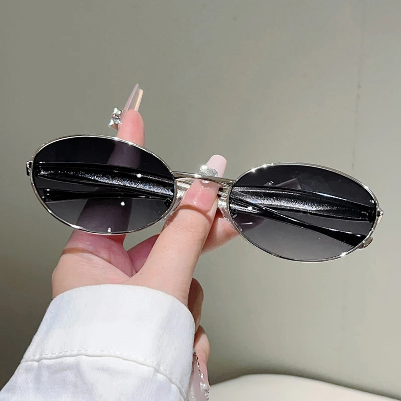 Óculos de Sol Oval Vintage Retrô com Armação Dourada e Lentes Gradiente UV400 Feminino