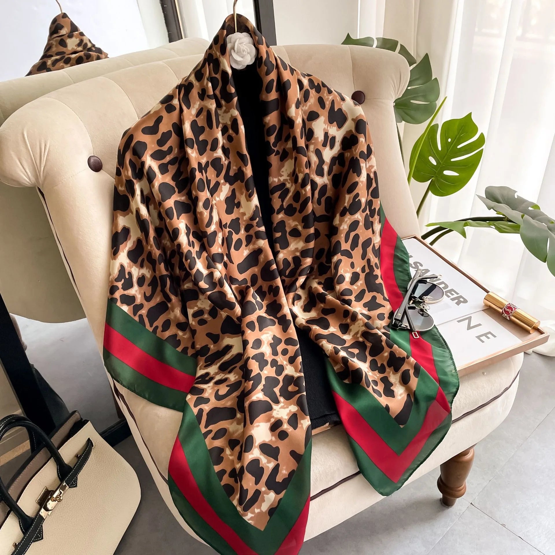 Xale Quadrado de Cetim 110x110cm Estampado Feminino Multifuncional para Praia, Cabelo e Hijab