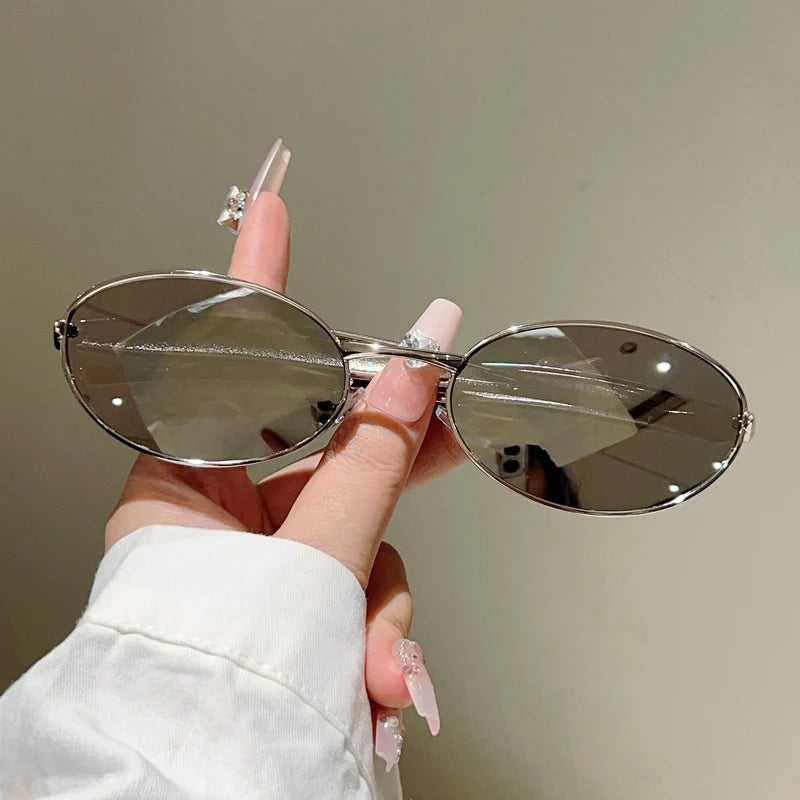 Óculos de Sol Oval Vintage Retrô com Armação Dourada e Lentes Gradiente UV400 Feminino