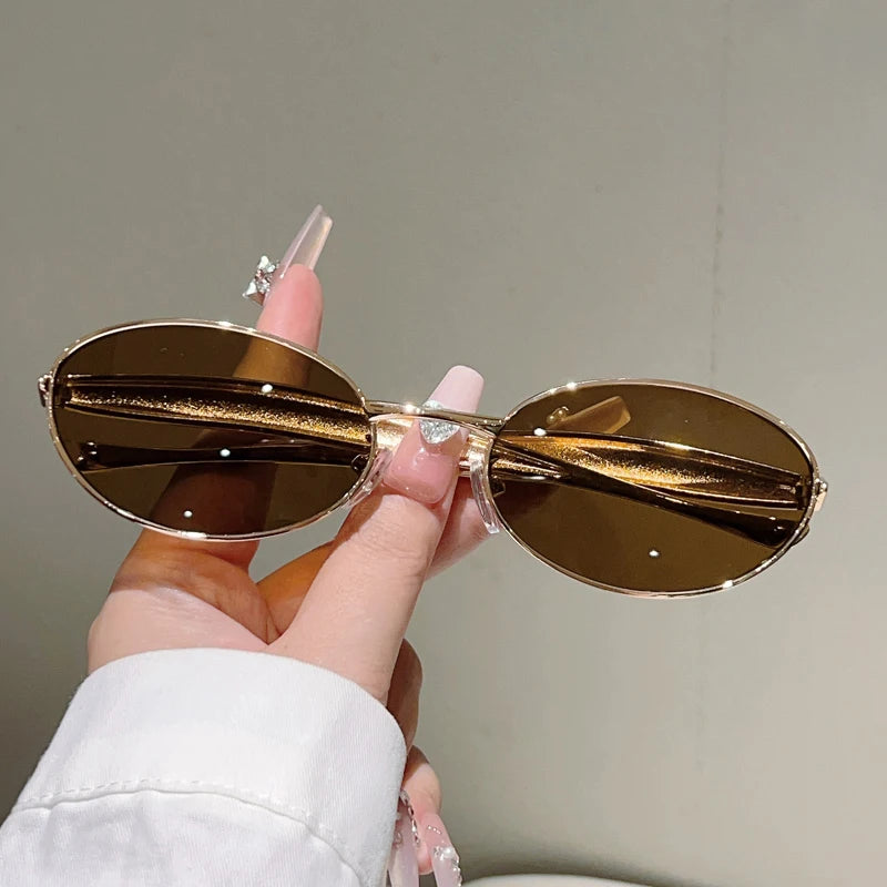 Óculos de Sol Oval Vintage Retrô com Armação Dourada e Lentes Gradiente UV400 Feminino