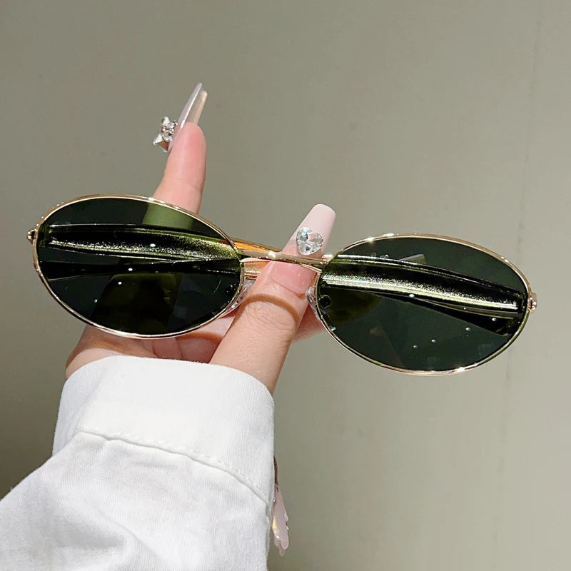 Óculos de Sol Oval Vintage Retrô com Armação Dourada e Lentes Gradiente UV400 Feminino