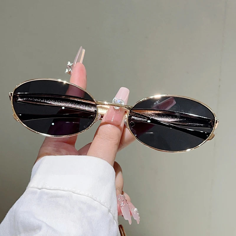 Óculos de Sol Oval Vintage Retrô com Armação Dourada e Lentes Gradiente UV400 Feminino