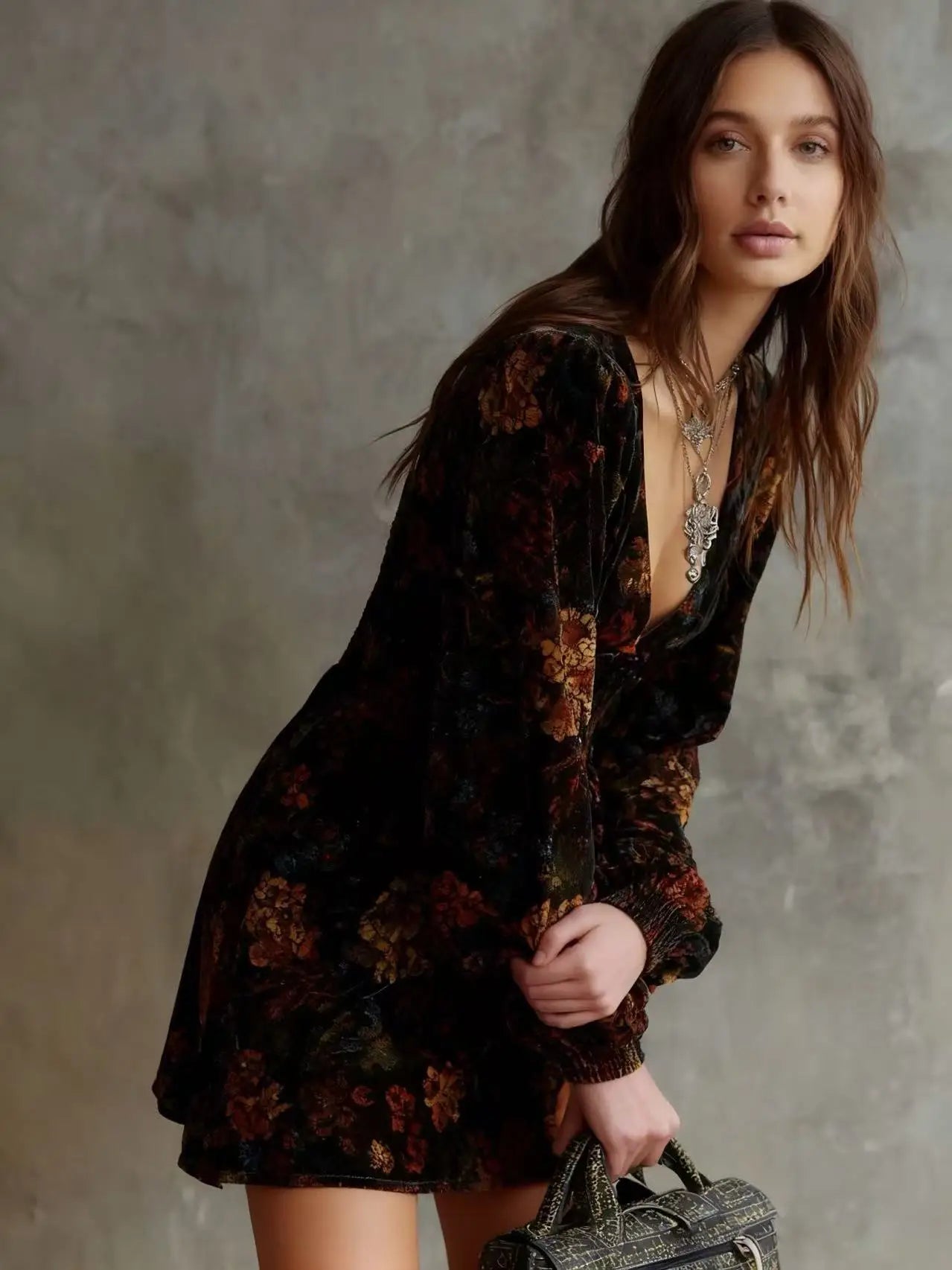 Women's Black Floral Velvet Dress – V-Neck Long Sleeve Bodycon Elegant Evening Dress